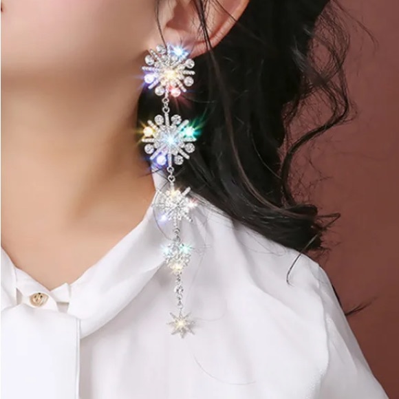 🌟 Silver Rhinestone Long Earrings - Picture 3 of 5